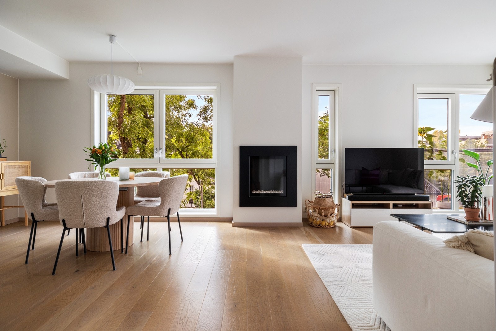 Leilighetens stue er langstrakt og ligger i åpen løsning med kjøkkenet Galleribilde