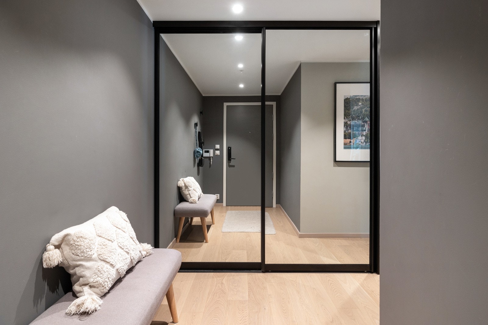 Leiligheten har en innbydende entré med skyvedørsgarderobe, downlights, dørcalling og Yale Doorman elektronisk dørlås Galleribilde