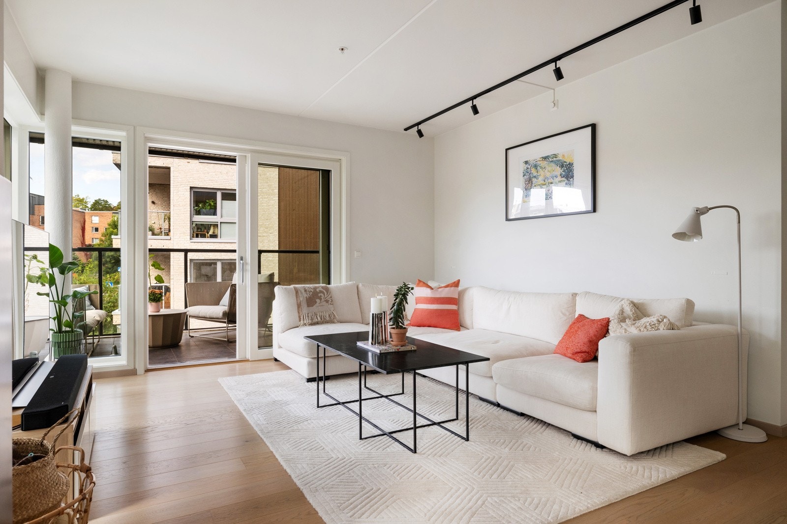 Det er lagt enstavs parkett på gulvet med vannbåren gulvvarme Galleribilde