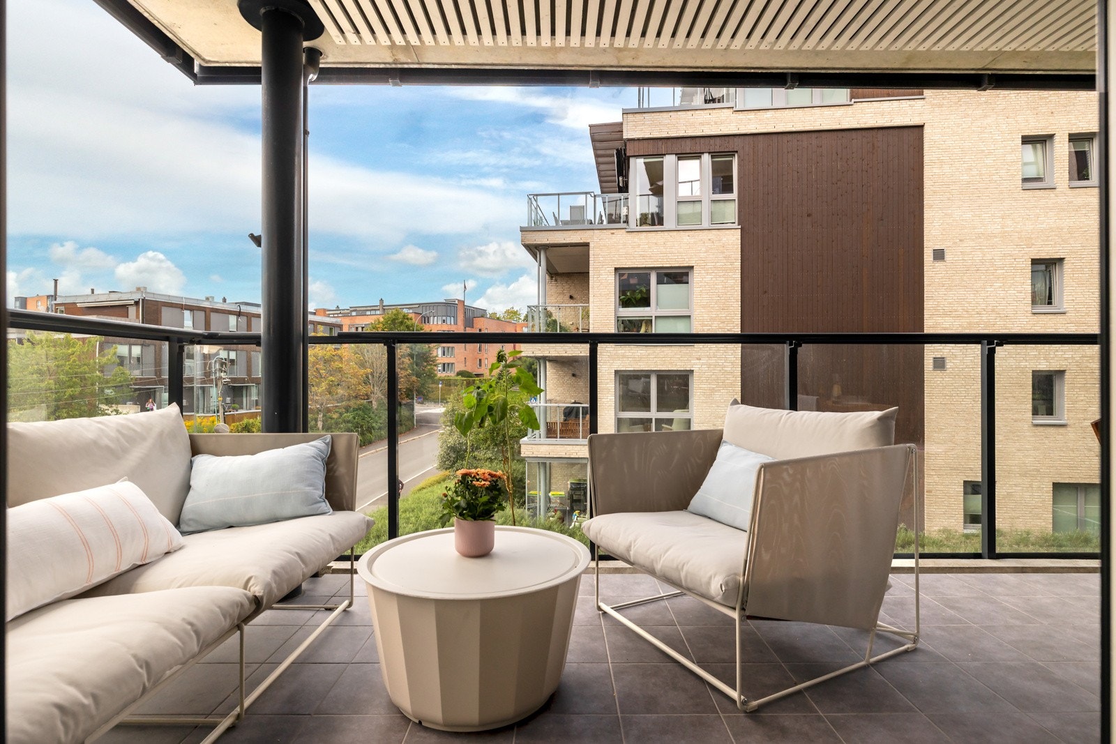 Balkongen er 17 kvm og har god plass til utemøblement og grill, en herlig forlengelse av stuen i sommerhalvåret Galleribilde