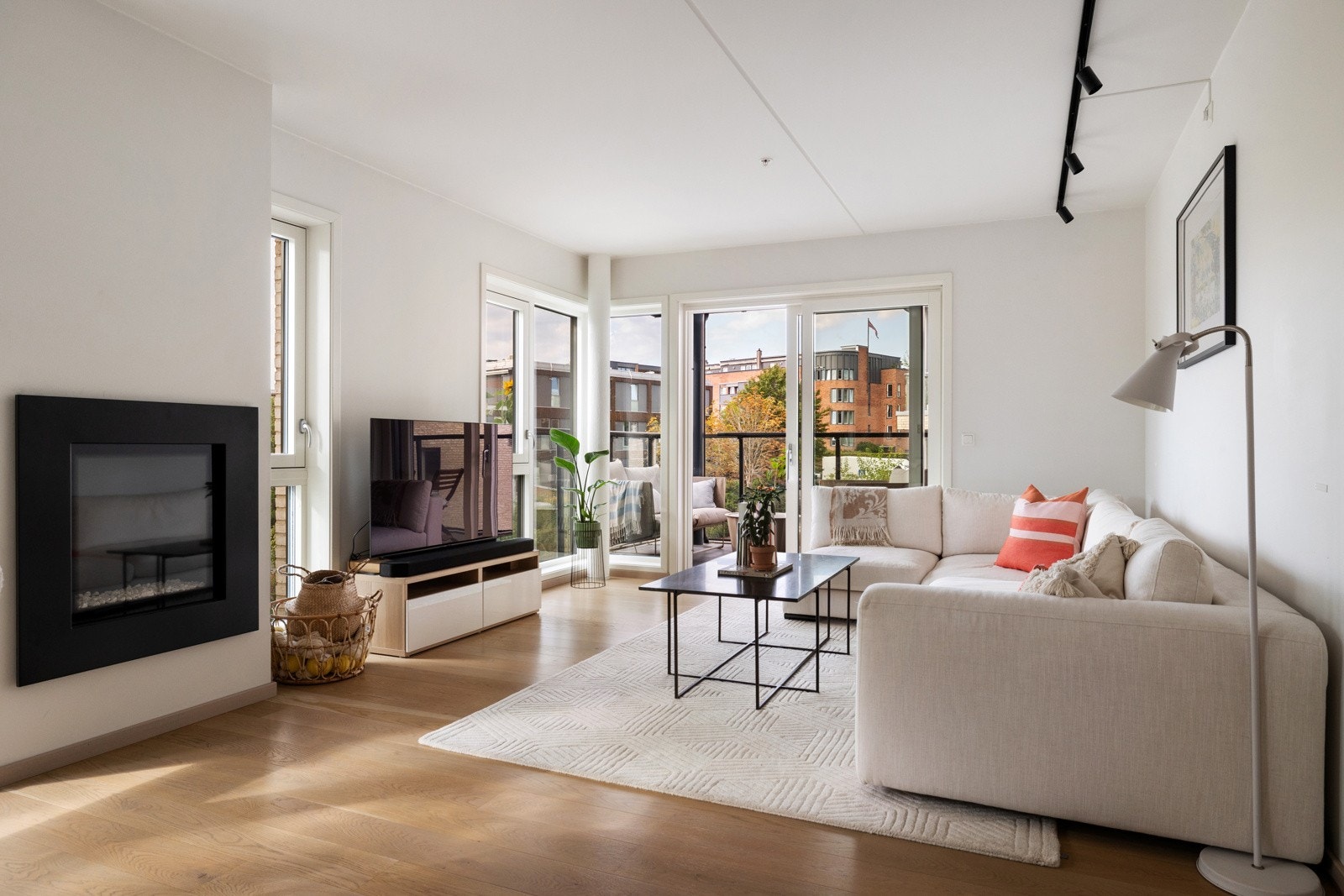 Et innbydende allrom med store vindusflater fra flere sider som gir rikelig med naturlig lys Galleribilde