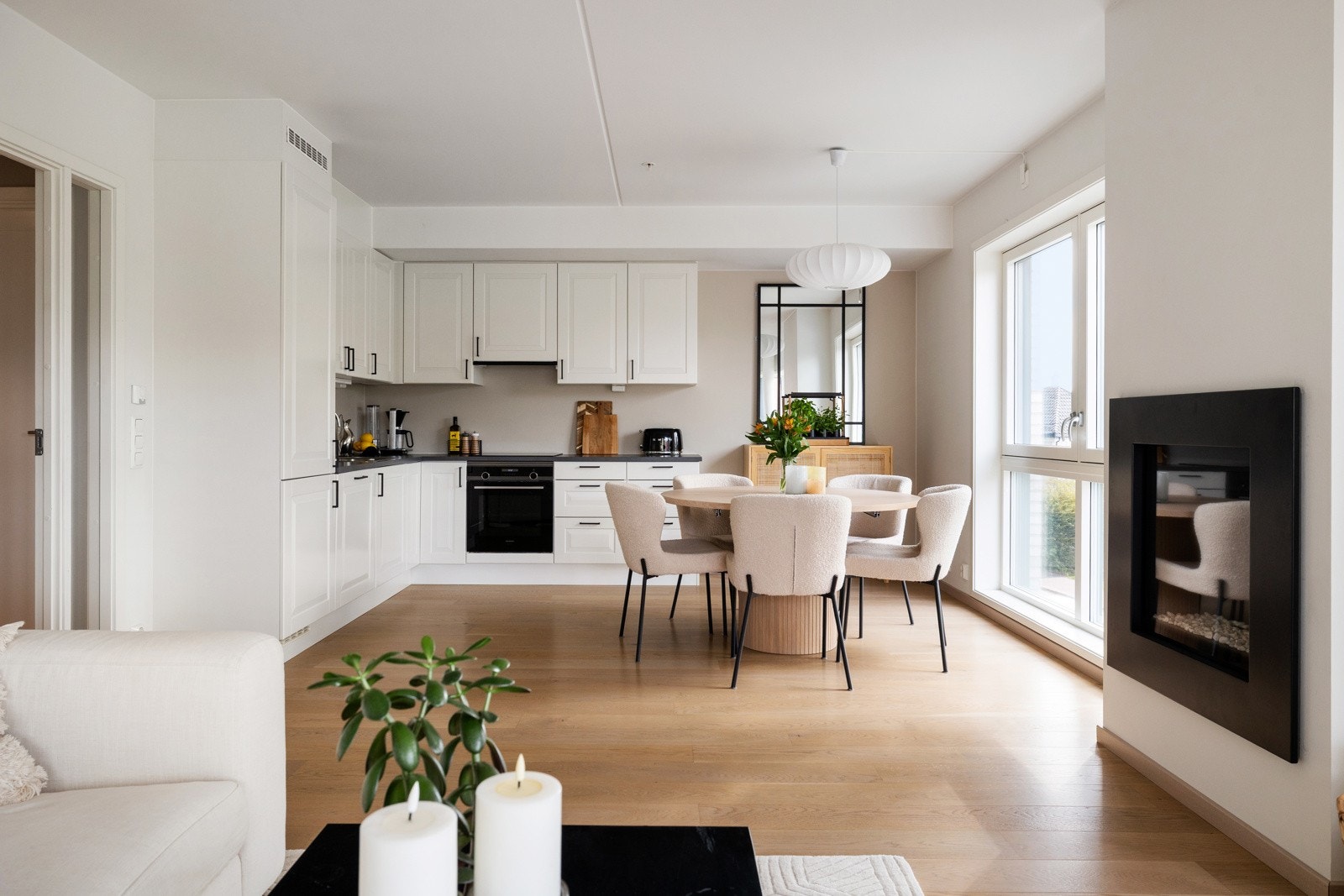 Spisebordet får sin naturlige plassering foran kjøkkenet Galleribilde