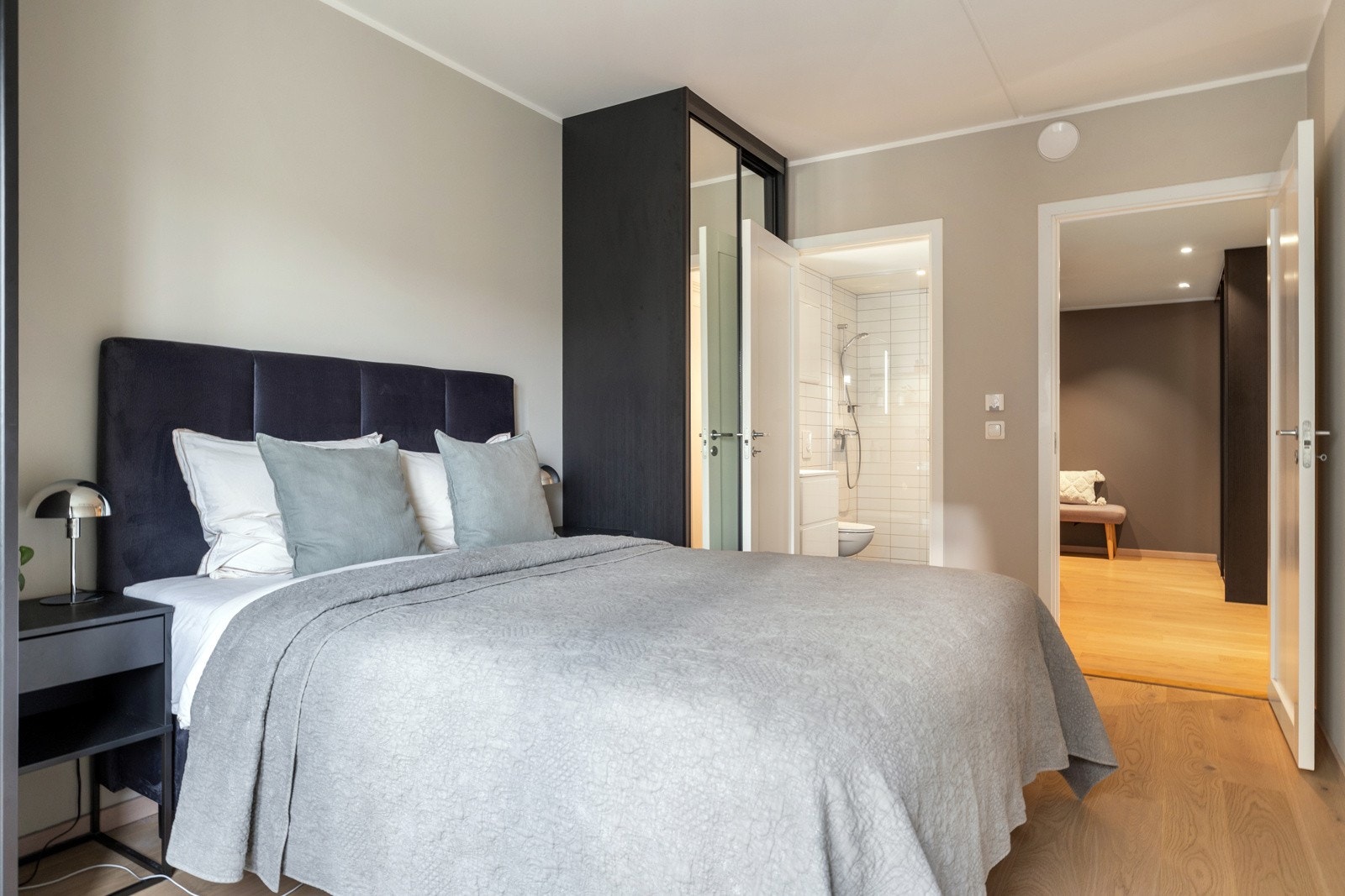 Rommet er stort og har god plass til dobbeltseng. Her er det også montert to skyvedørsgarderober Galleribilde