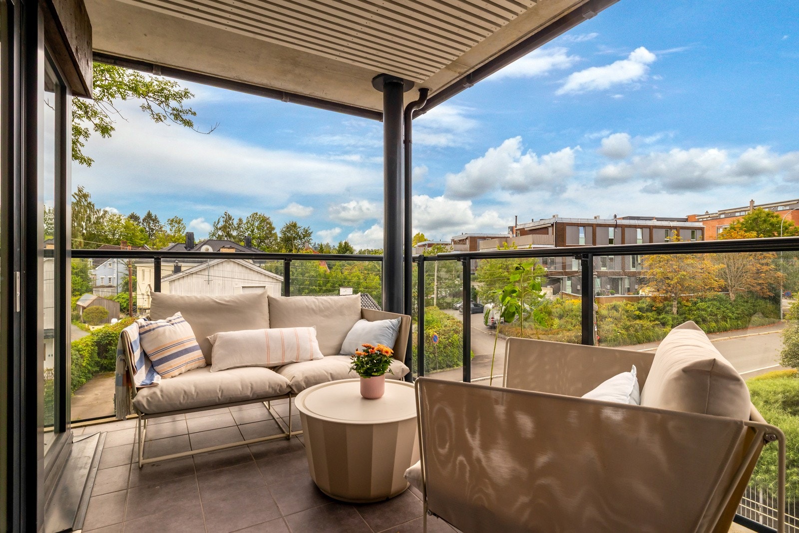 Leiligheten inneholder: Entré, stue/spisestue/kjøkken, 3 soverom, 2 bad og garderobe/bod Galleribilde