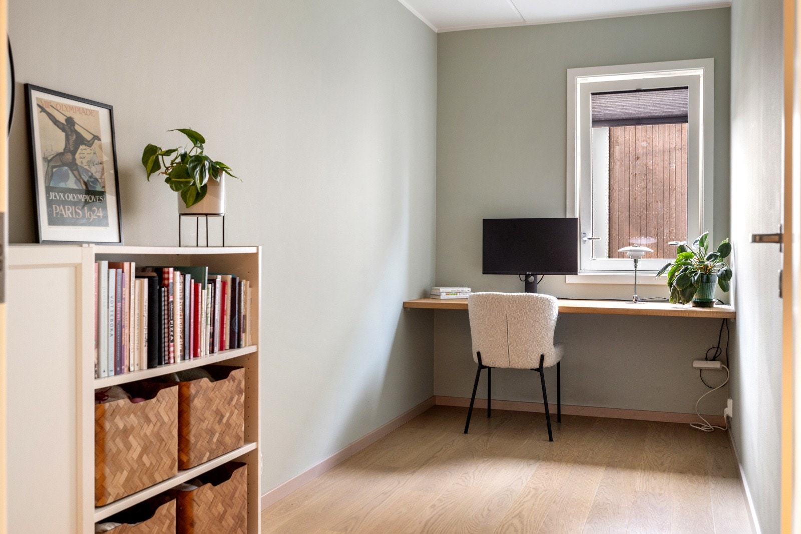 På soverom 3 er det plassbygd skrivebord i eik og plass til seng Galleribilde