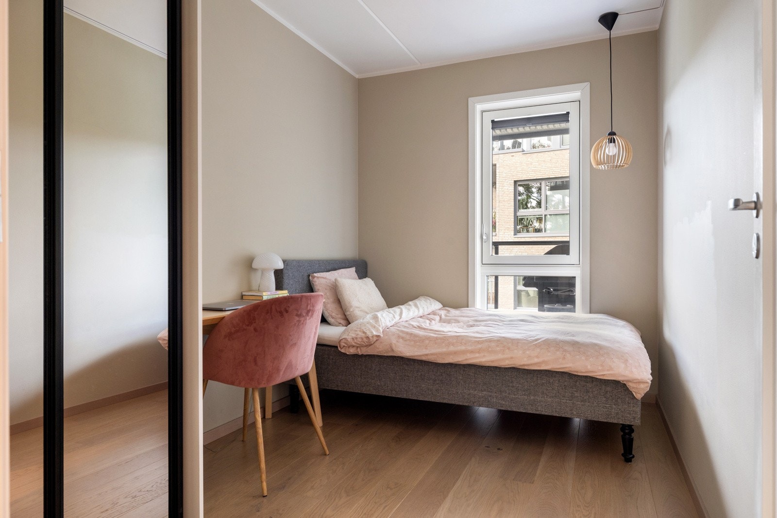 På soverom 2 er det montert en skyvedørsgarderobe. Her har du også plass til seng og rommet har hyggelig utsyn mot balkongen Galleribilde