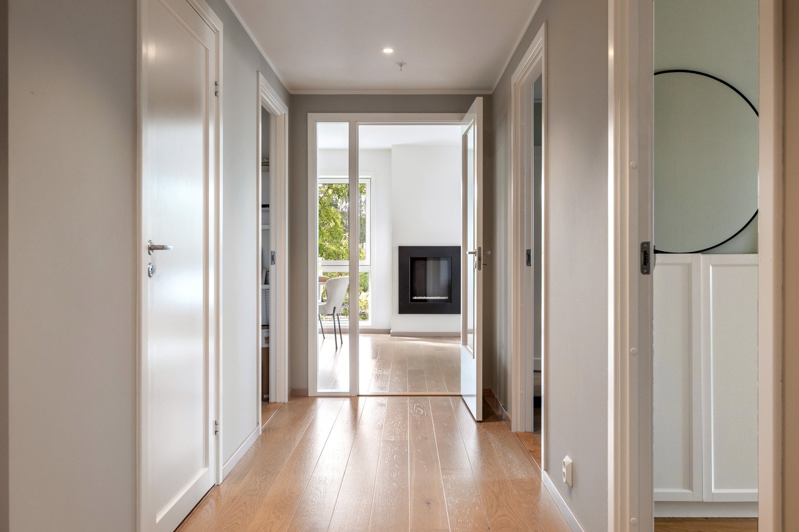 I gangen er veggene er malt i en delikat gråfarge og på gulvet er det lagt enstavs eikeparkett fra Vestheim, med vannbåren varme Galleribilde