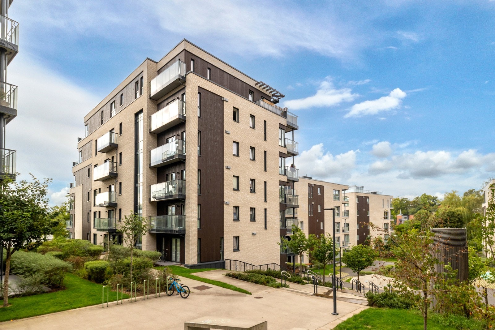 Fellesområdene er uten biltrafikk, med flotte grøntarealer/beplantning og oppvarmede gangstier på vinterstid Galleribilde