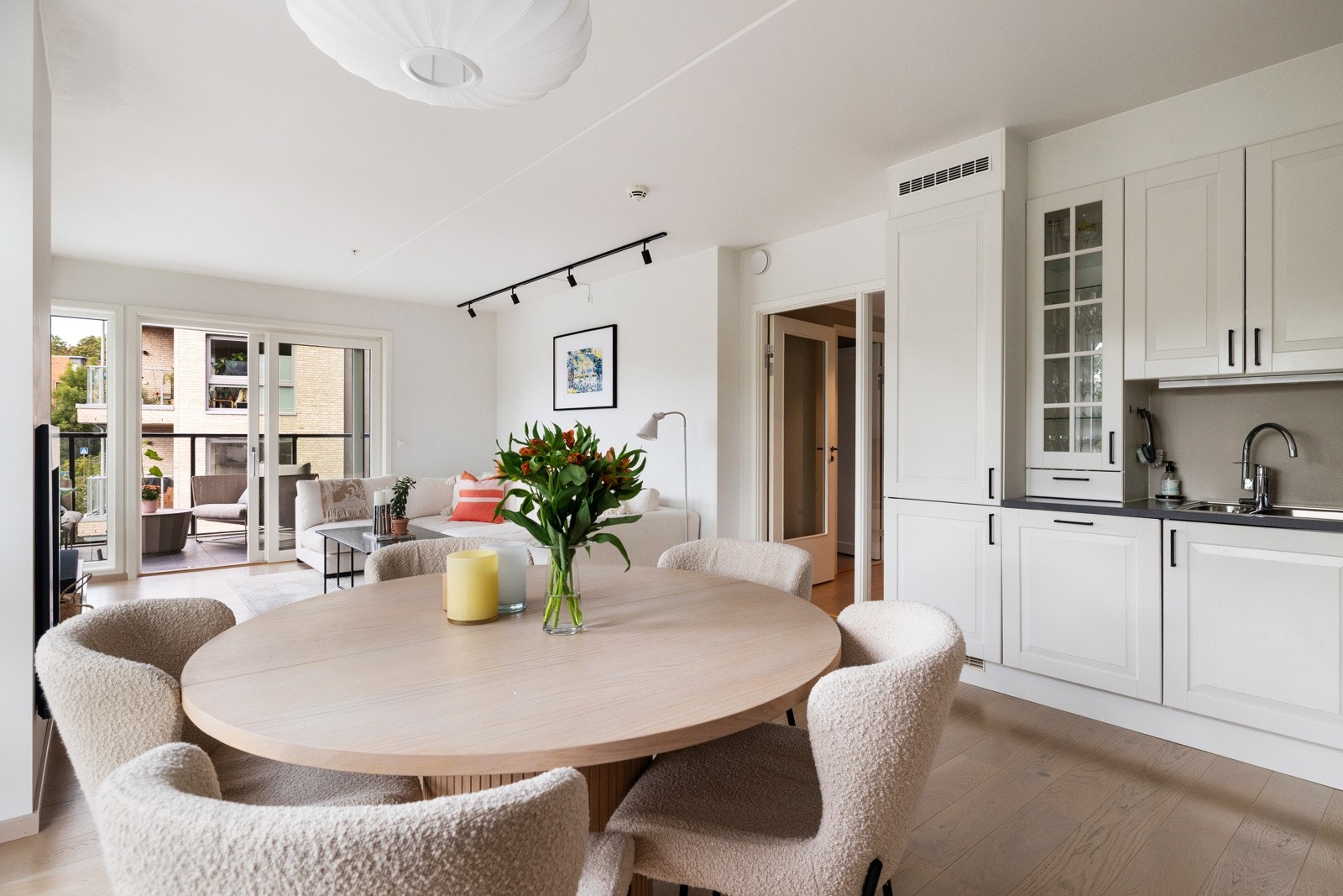 Integrerte hvitevarer er fra Siemens og består av koketopp med induksjon, stekeovn, oppvaskmaskin og kjøl/frys Galleribilde