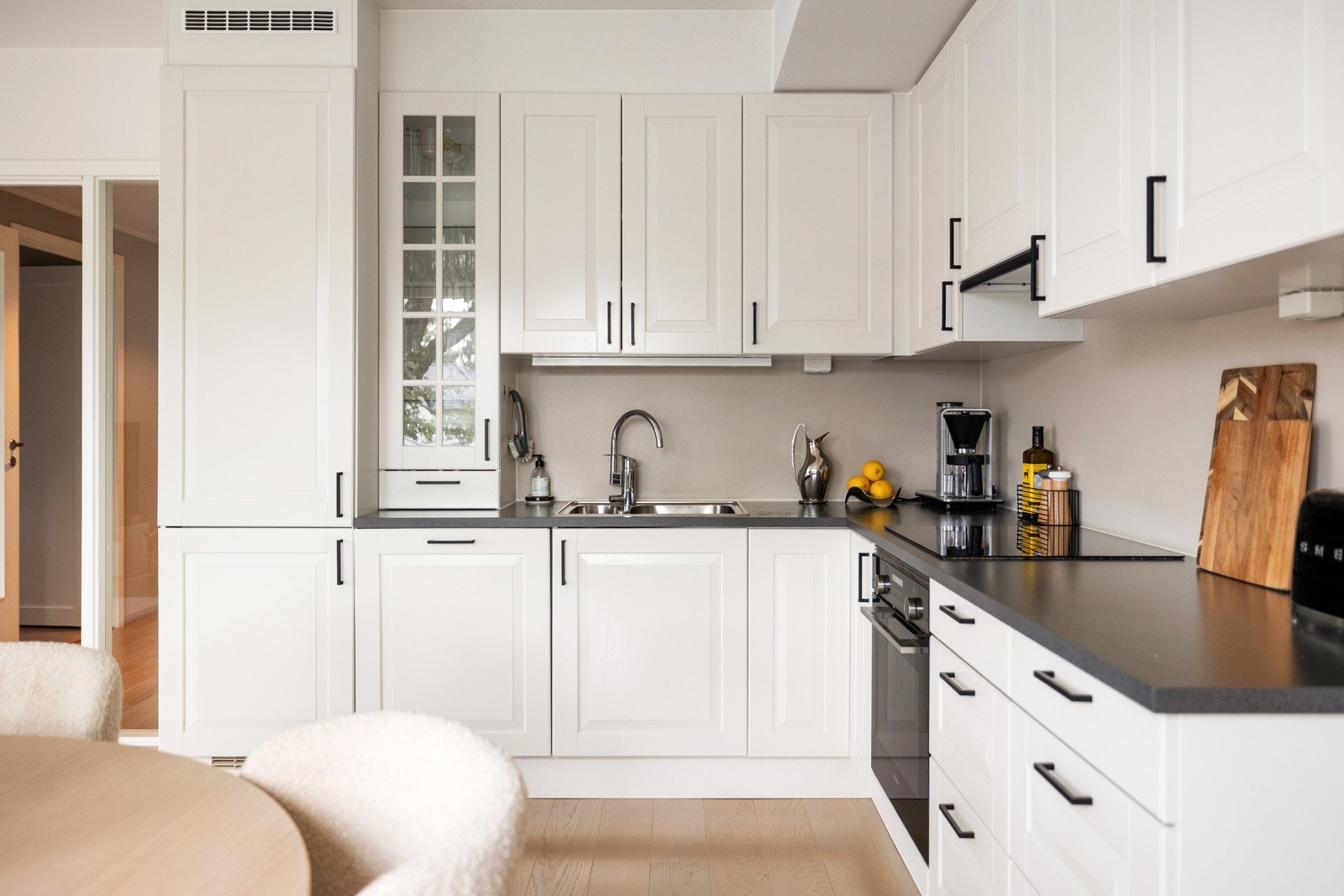 Det er montert en slim-line kjøkkenhette med avtrekk til kanal Galleribilde