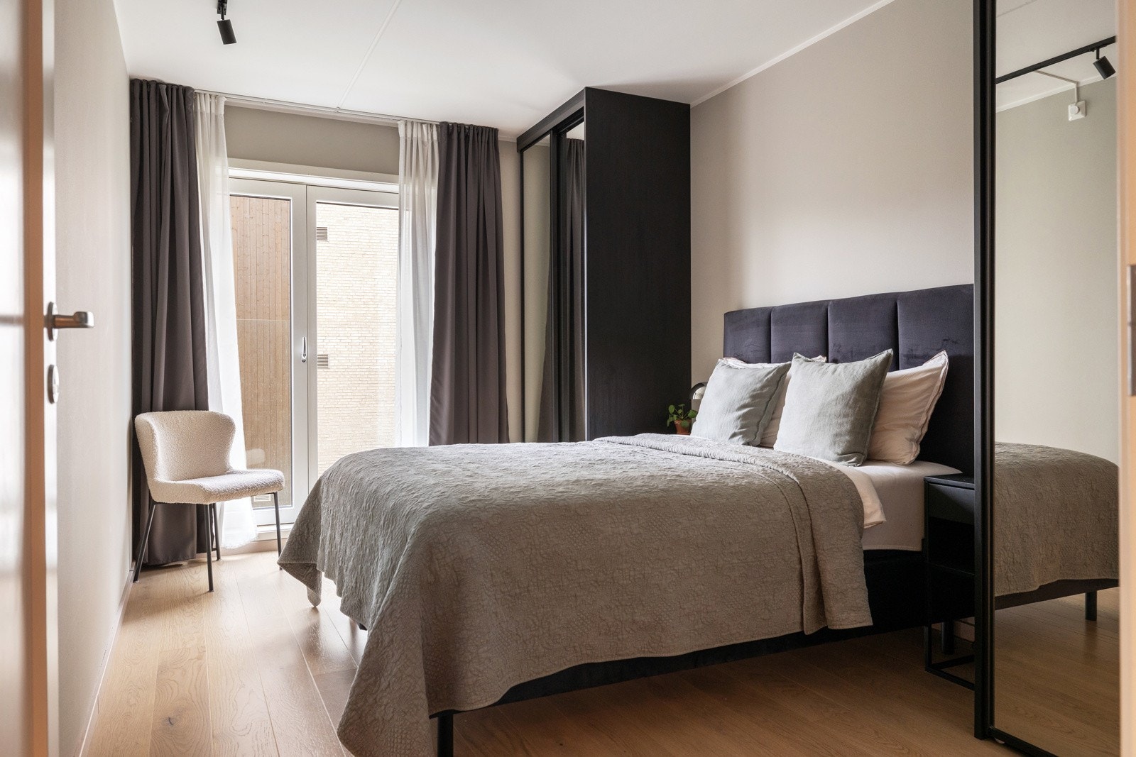 Hovedsoverommet ligger i en komfertabel suiteløsning med direkte adkomst til eget bad og fransk balkong Galleribilde