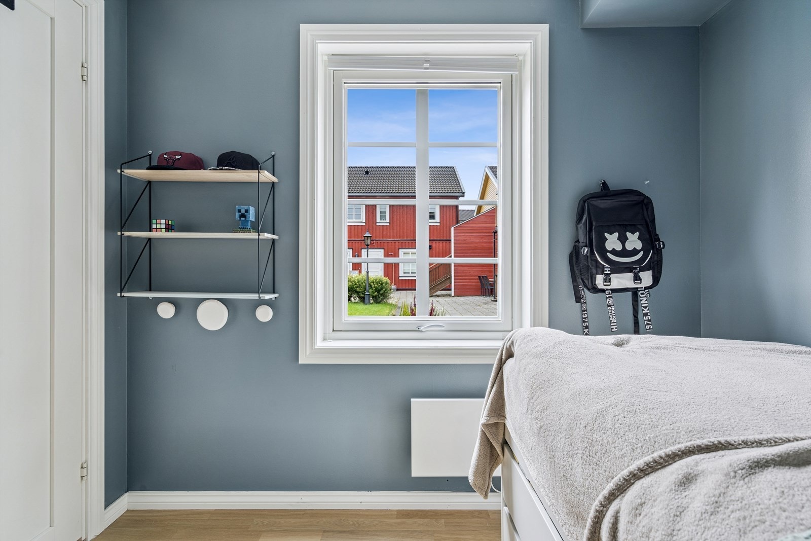 Soverommet vender ut mot den rolige bakgården. Her er det panelovn som oppvarming. Galleribilde