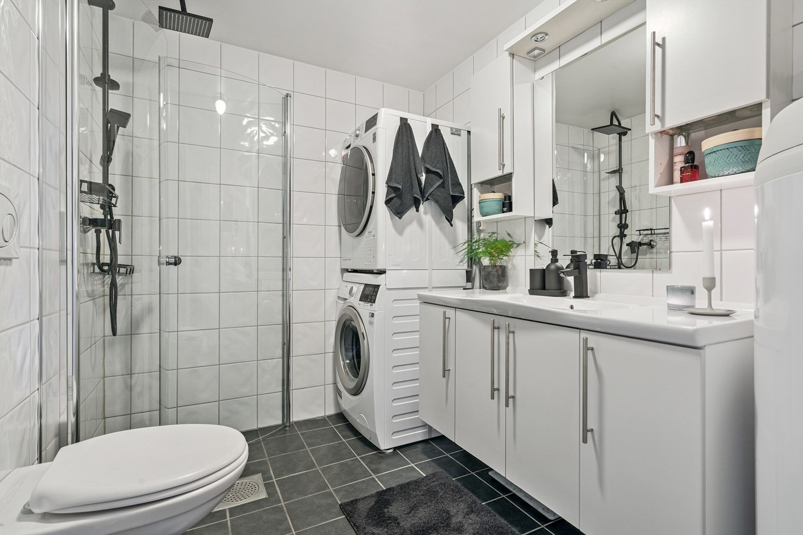 Pent flisbelagt bad på 4,7 kvm. Badet er utstyrt med bla. vegghengt toalett, opplegg for vaskemaskin og behagelig gulvvarme. Galleribilde