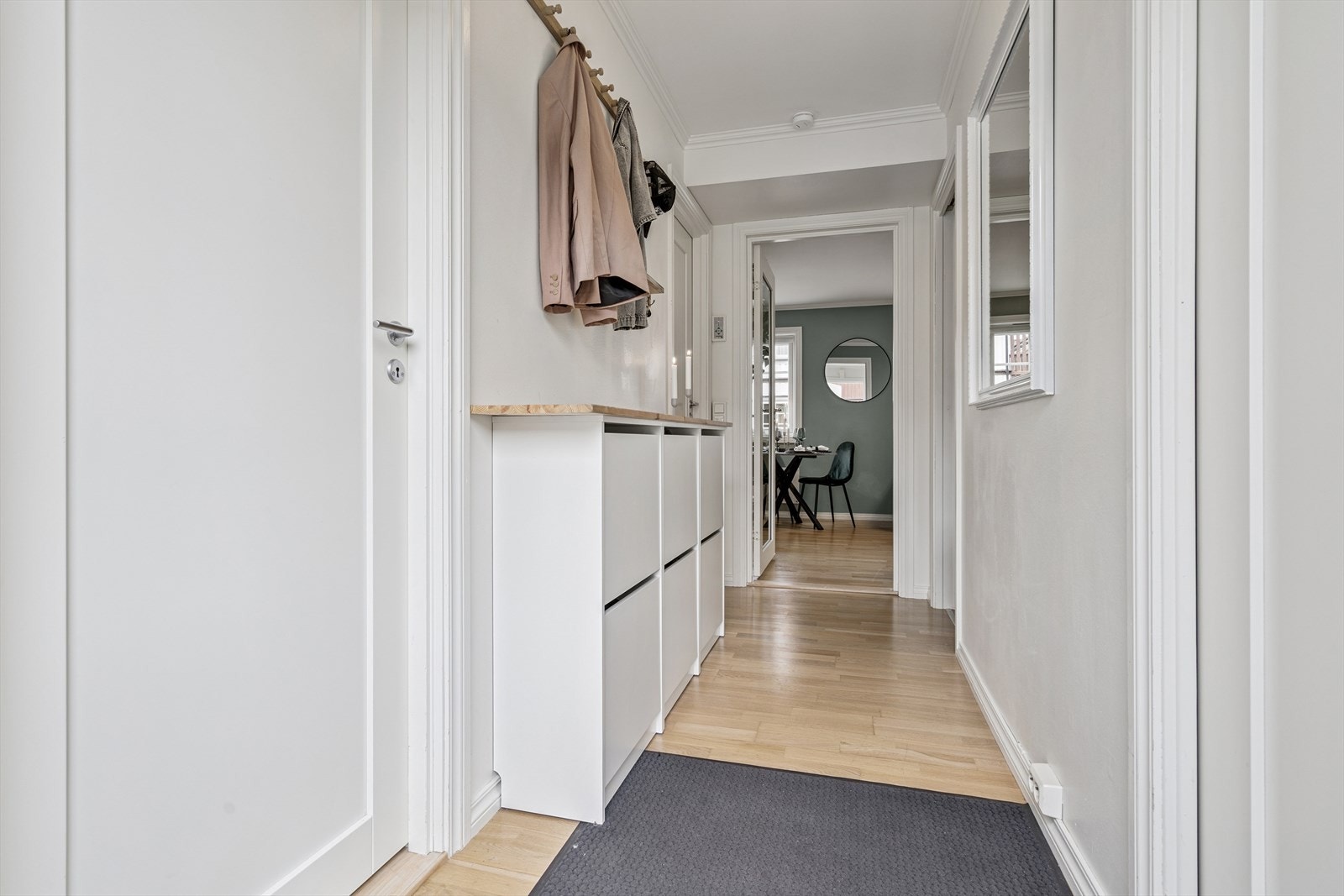 I entréen har man mulighet for diverse oppbevaringsløsninger. Galleribilde