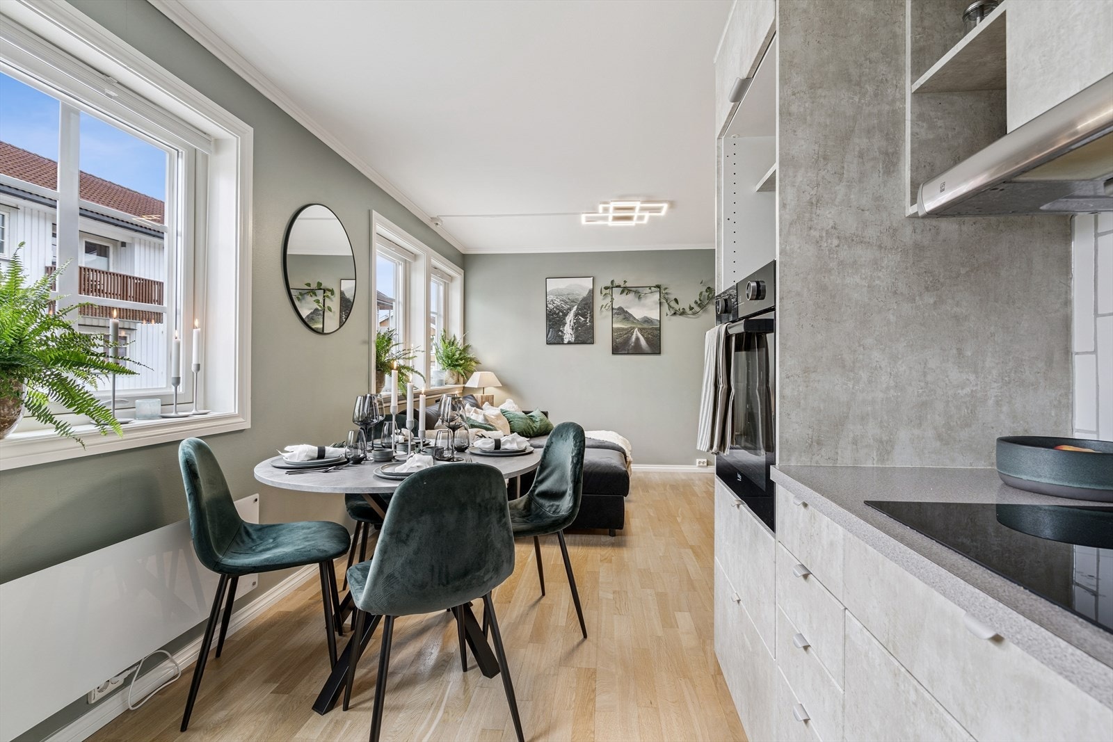 Den åpne stue-/kjøkkenløsningen måler 19 kvm. Galleribilde