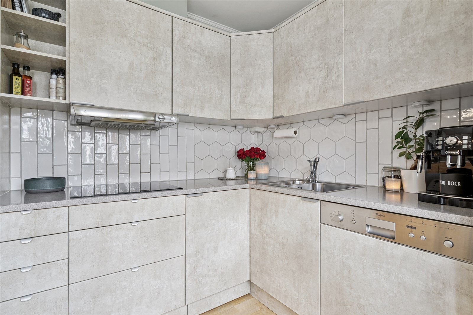 Kjøkkenet har rikelig med skap og benkeplass både i over- og underskap. Galleribilde