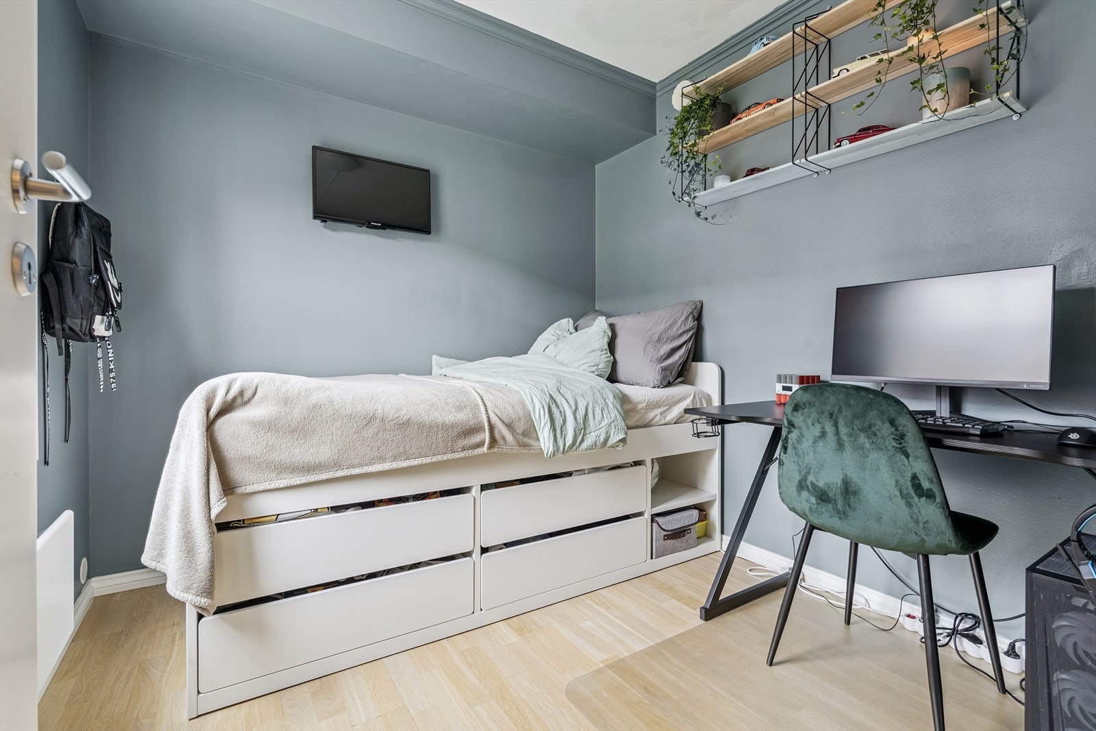 Også soverom 2 er av god størrelse og rommer plass til en kontorpult. Galleribilde