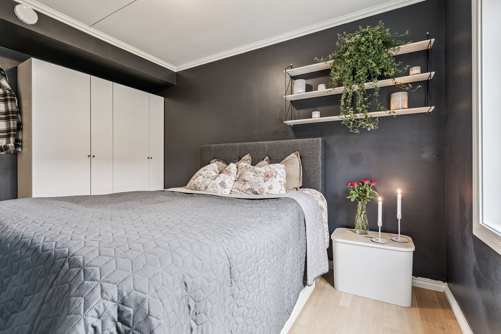 Hovedsoverommet har god plass til ønsket sengestørrelse samt tilhørende garderobeløsning. Galleribilde