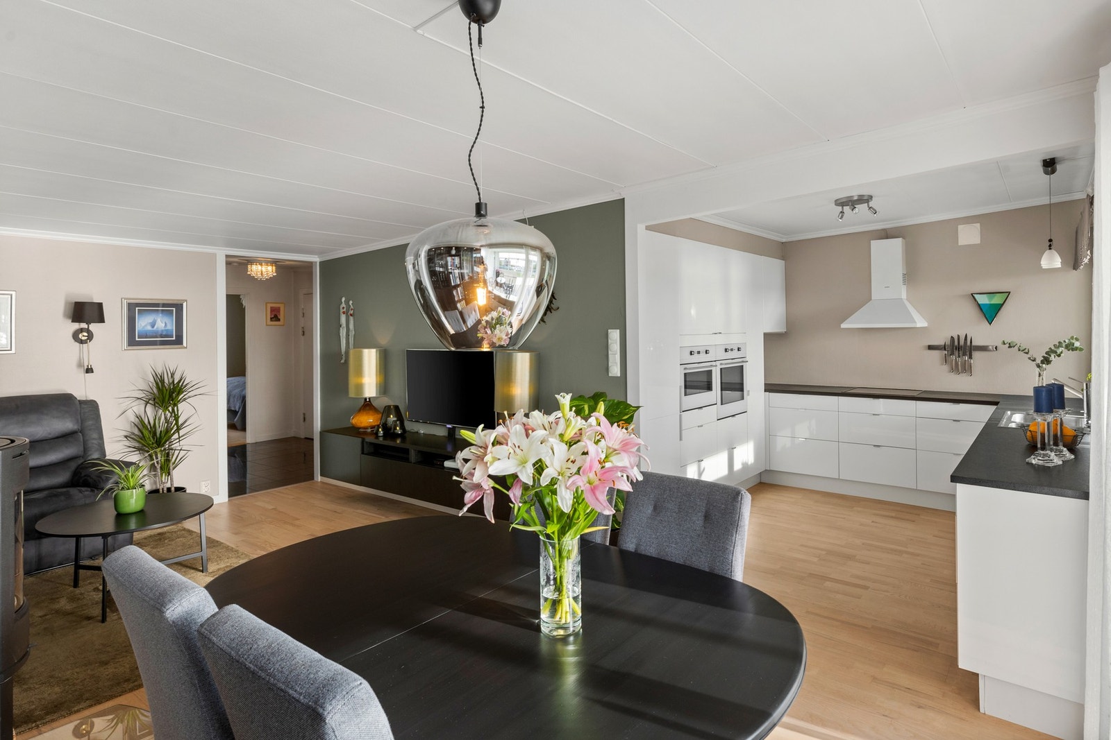 Den pene stuen har store vindusflater som slipper inn rikelig med naturlig lys. Galleribilde