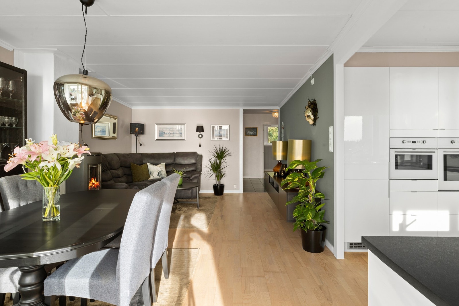 Det er åpen kjøkkenløsning. Galleribilde