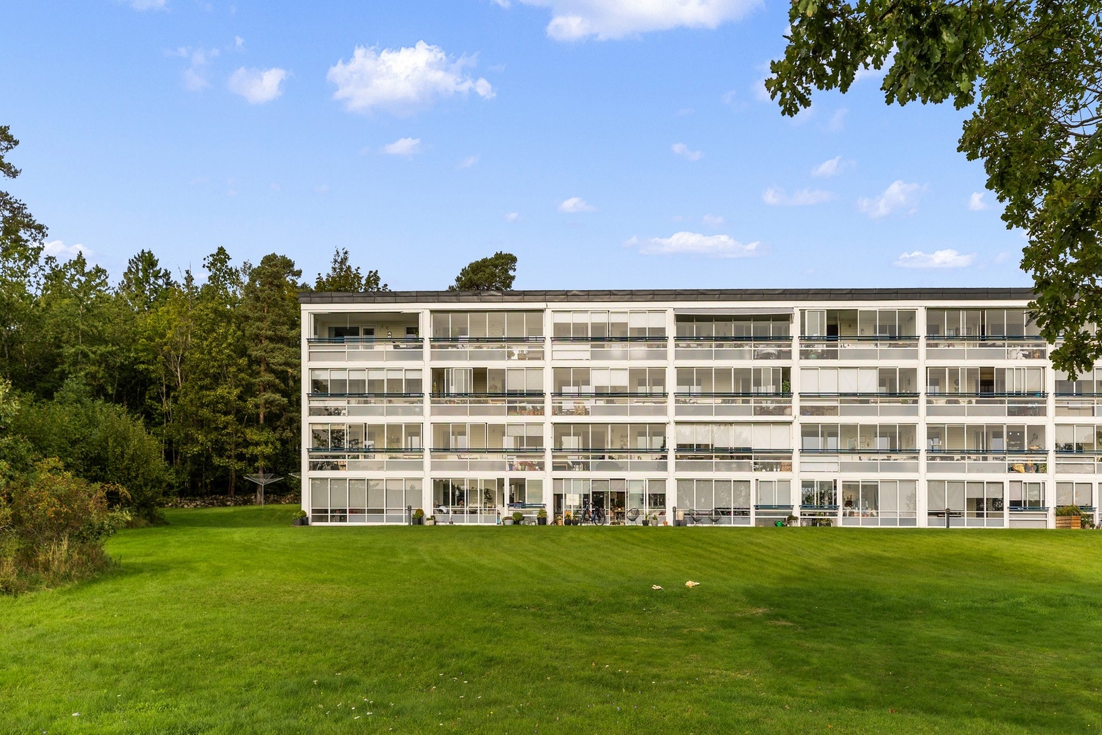 Tomten er pent opparbeidet med gress, beplantning, trær og lekestativer, sittegrupper m.m. Inn til inngangsparti er det lagt belegningsstein og det er asfalterte stikkveier. Galleribilde