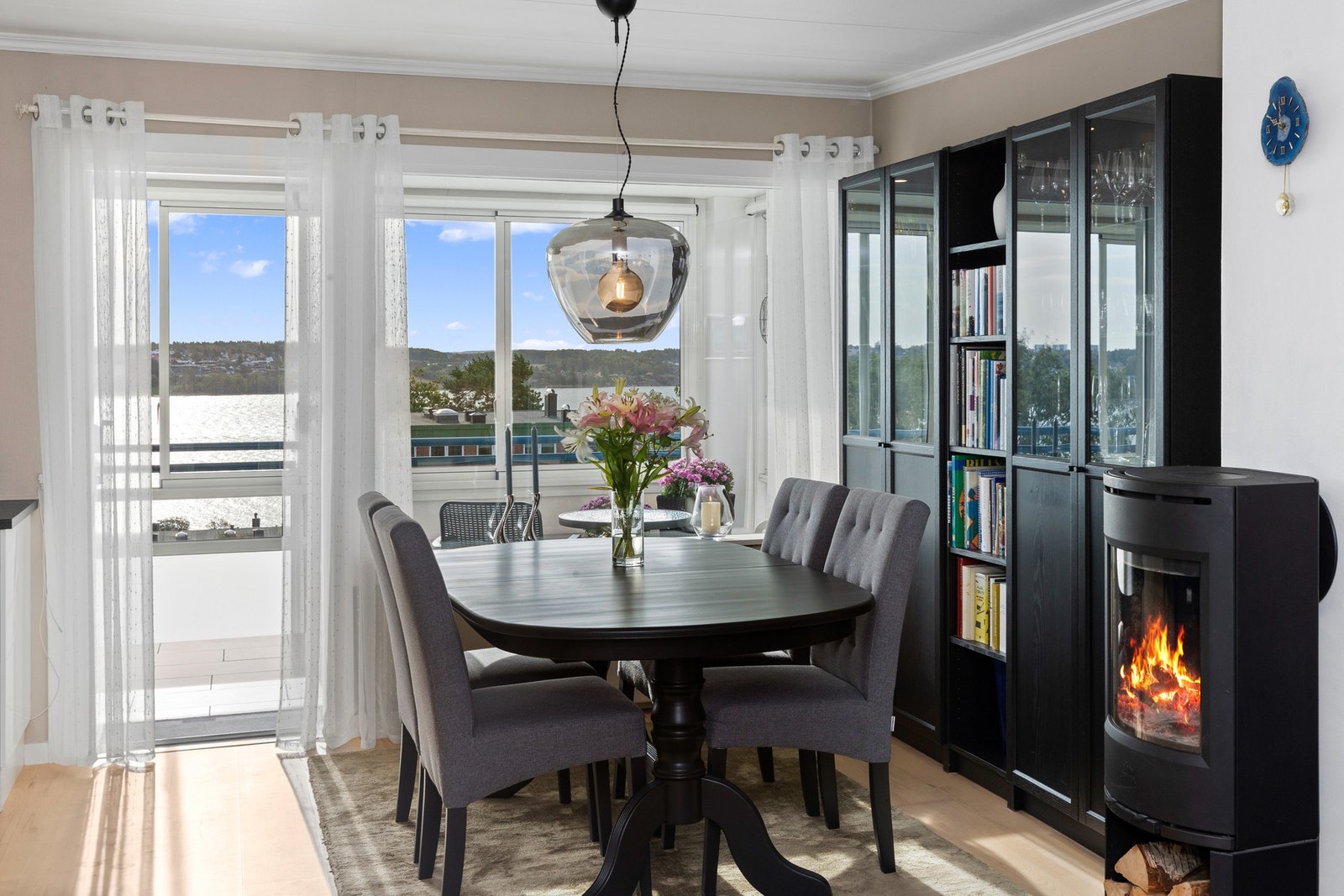 Utgang til balkong. Galleribilde