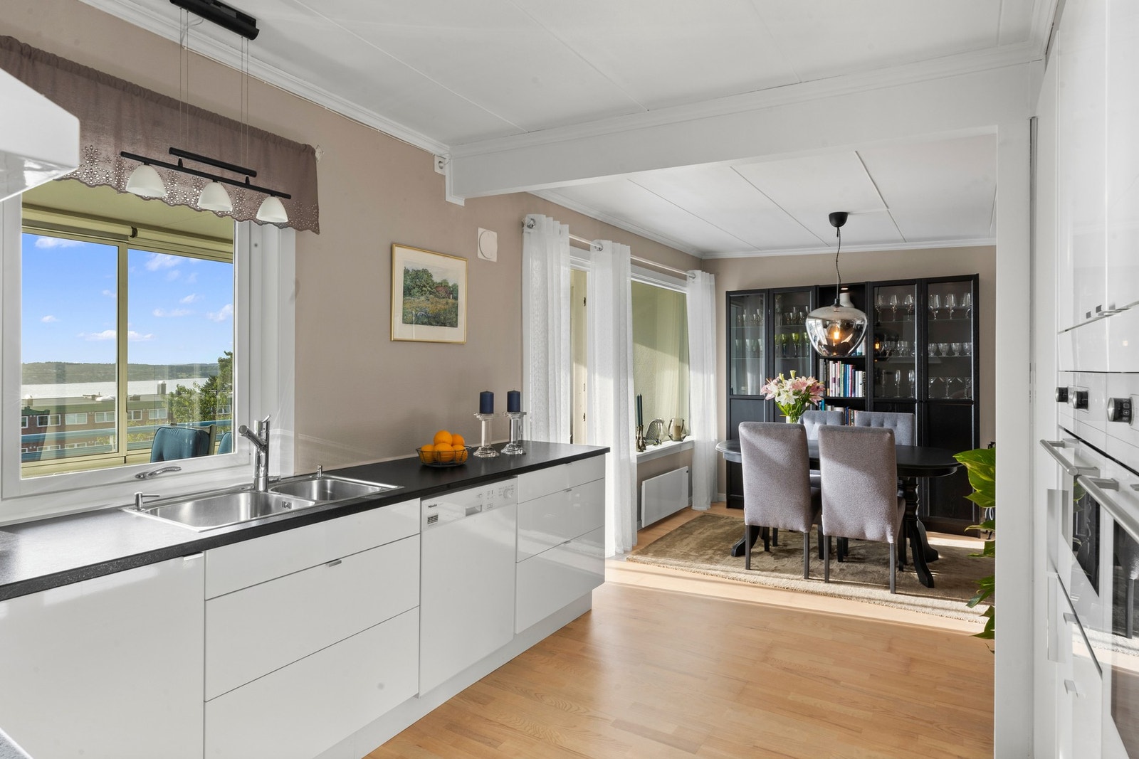 Spisestuen er praktisk plassert utenfor kjøkkenet. Galleribilde