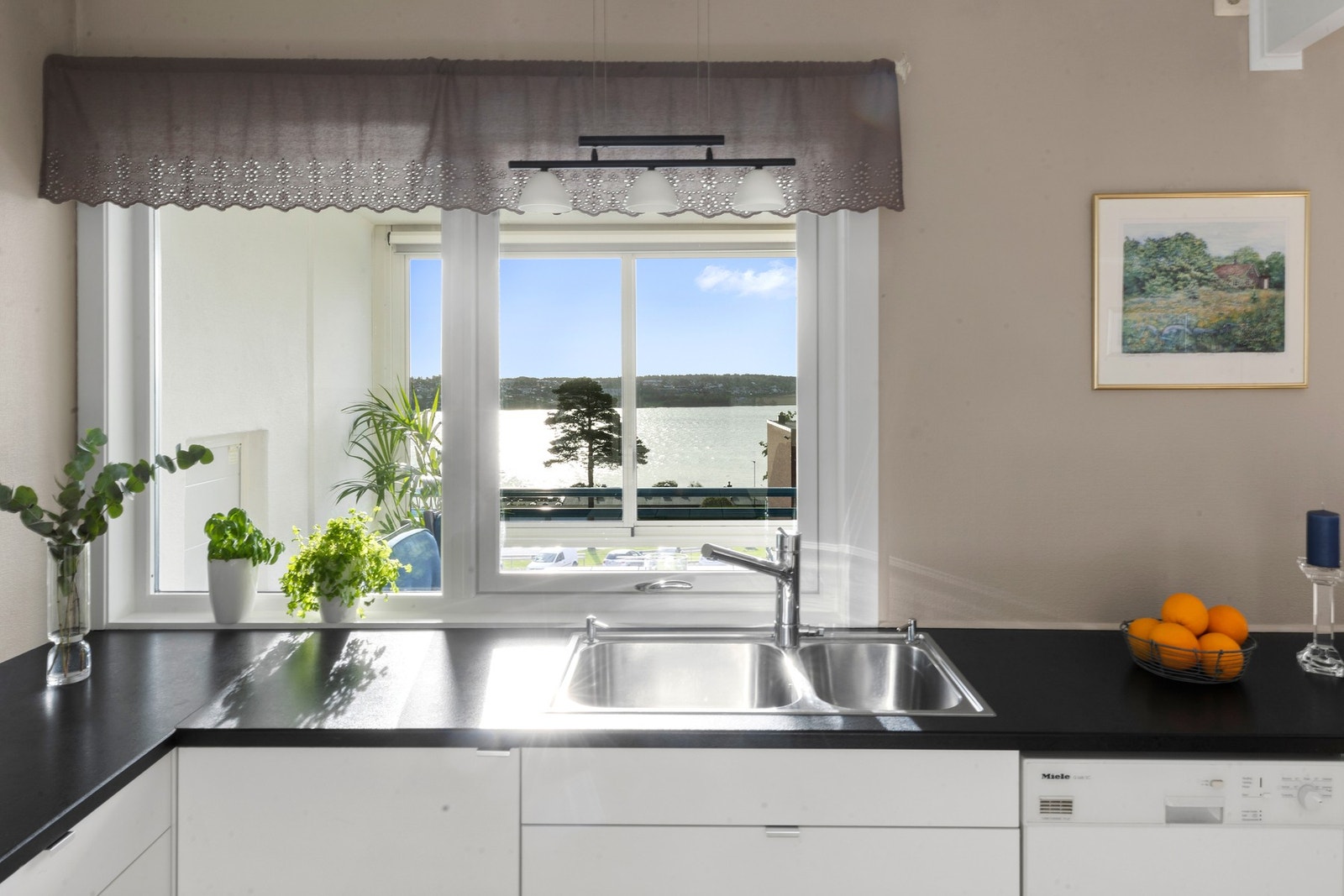 Over benkeplaten gir et vindu både godt arbeidslys og nydelig utsikt mot fjorden. Galleribilde