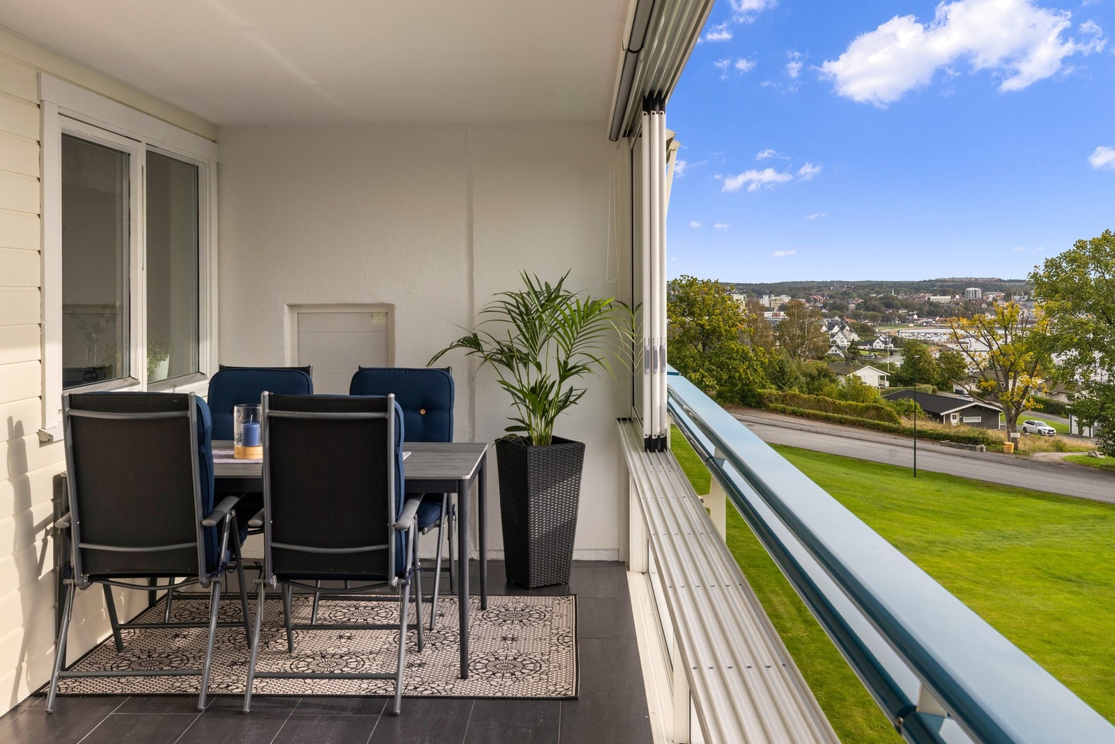 Glassfeltene kan skyves til side på varme sommerdager, mens de skjermer godt mot vind og regn når temperaturen synker. Galleribilde