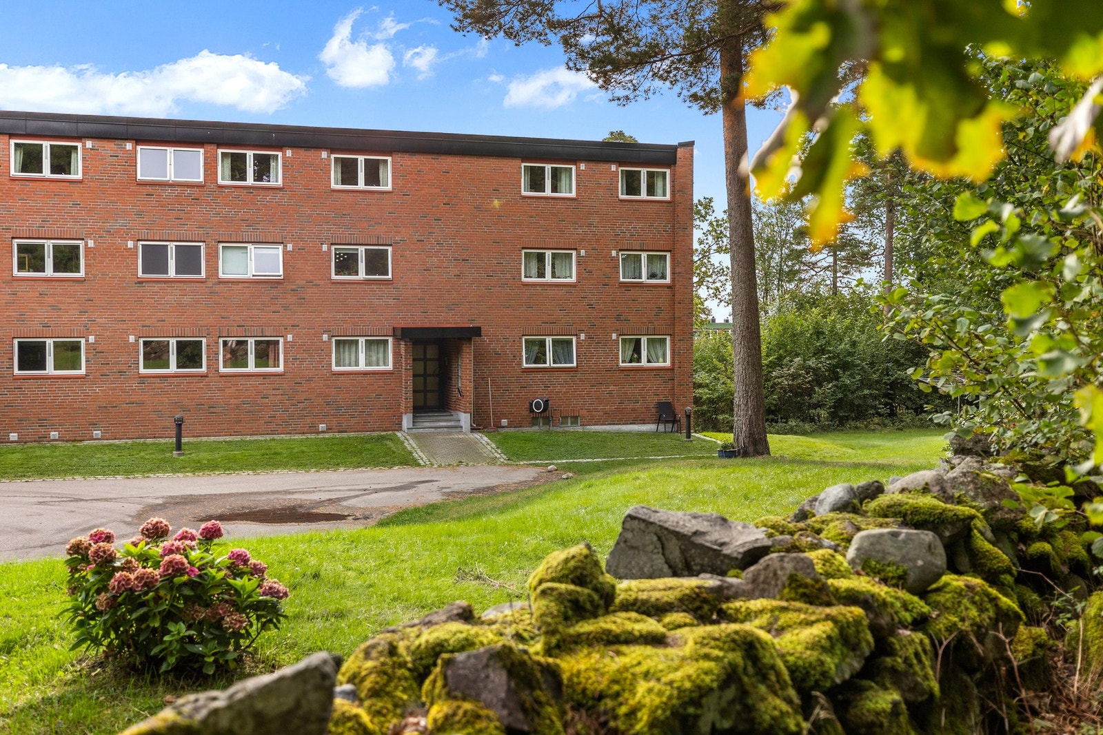 Boligen ligger i et pent og etablert nabolag, omkranset av frodige trær og med umiddelbar nærhet til sjøen. Galleribilde