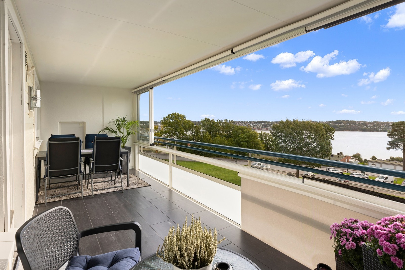 Den romslige, innglassede balkongen gir en lun og skjermet uteplass som kan brukes store deler av året. Galleribilde