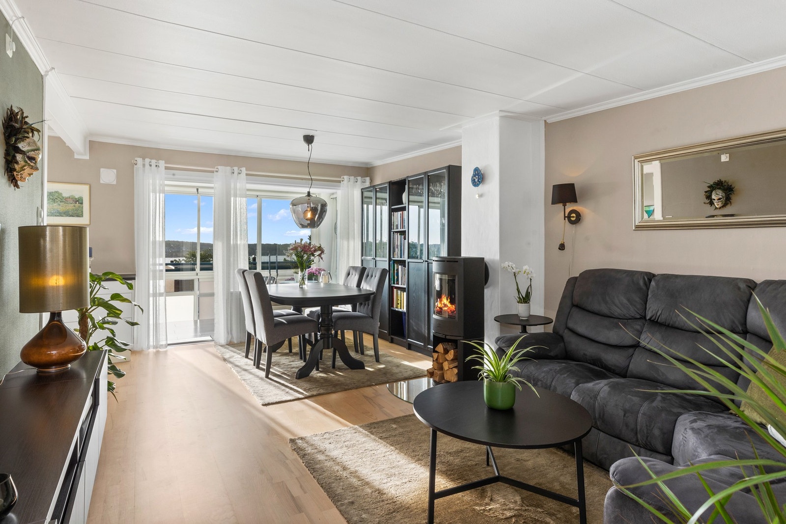 Den pene stuen har store vindusflater som slipper inn rikelig med naturlig lys. Galleribilde