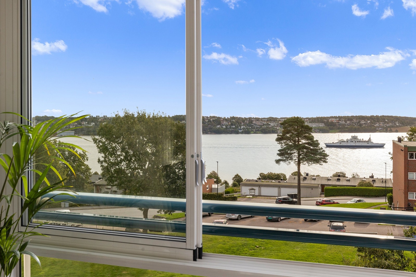 Fra stuen har man flott utsikt over fjorden, med mulighet til å følge Bastøfergens ferd mellom Moss og Horten. Galleribilde