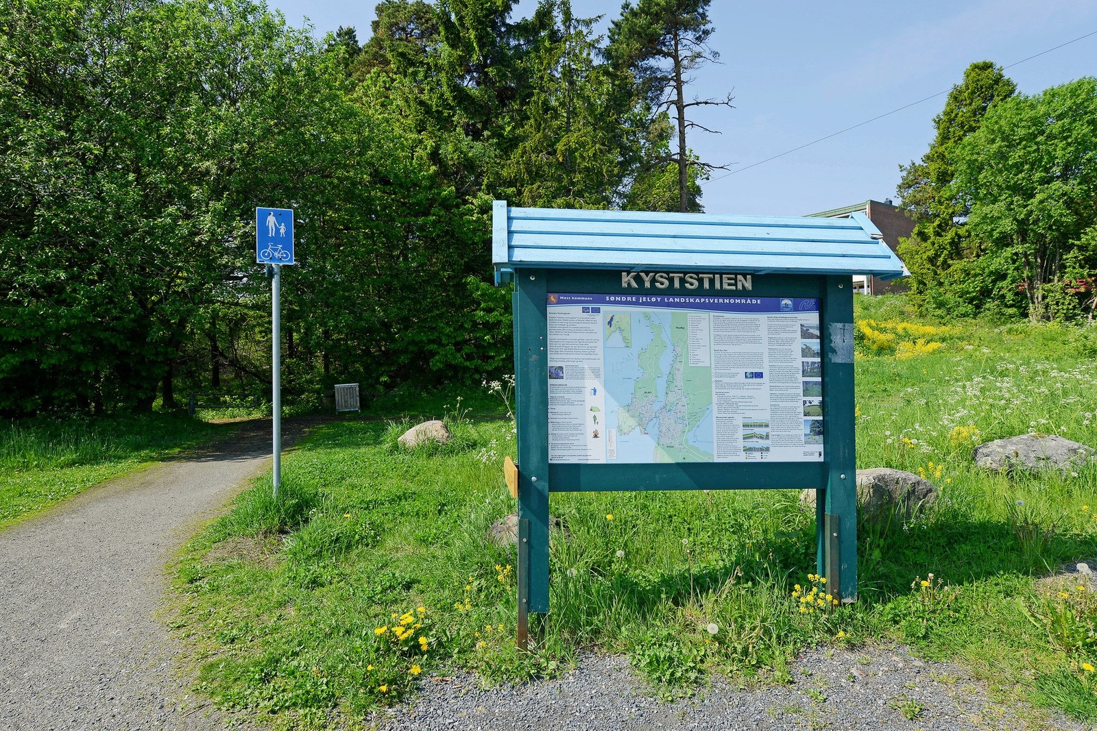 Rett nedenfor boligen finner du Søndre Jeløy landskapsvernområde, kjent for sitt vakre turterreng, mens skogen ligger like ovenfor. Galleribilde