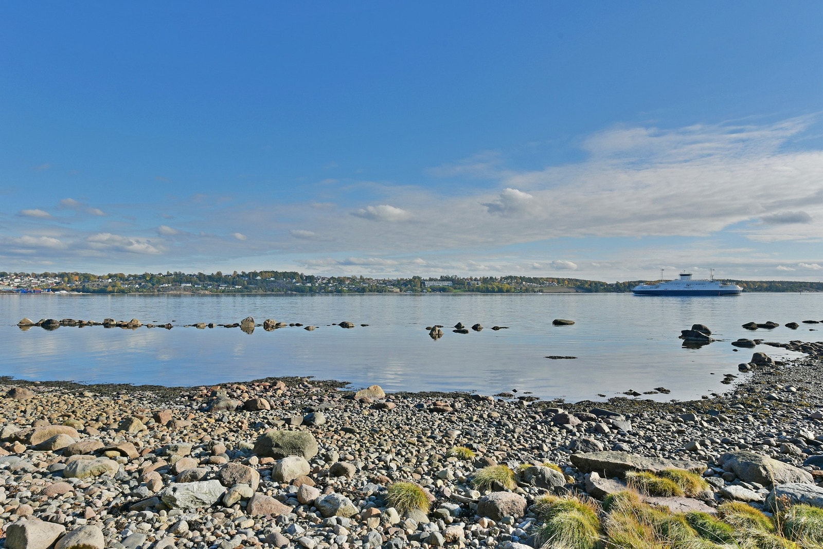 Eiendommen ligger på Framnes, Jeløy, med fantastisk utsikt over Værlebukta og videre ut mot Oslofjorden. Galleribilde