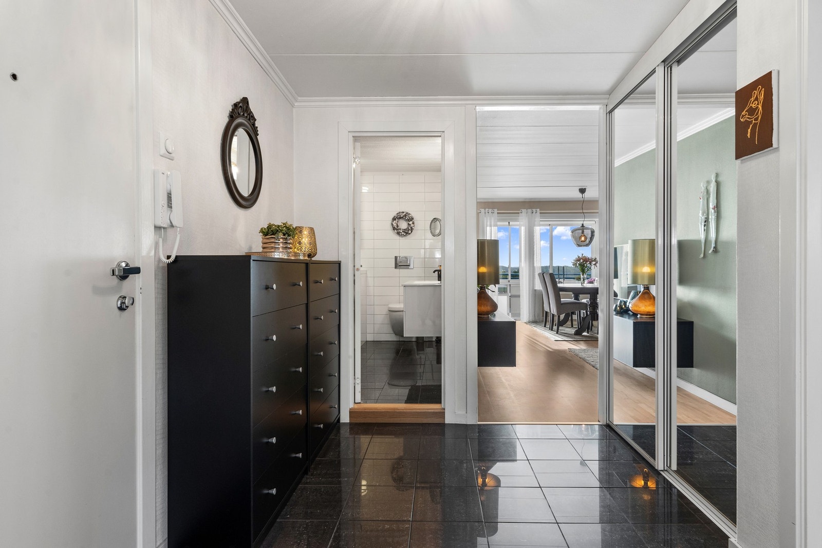 Gangen er stilren og praktisk, med fliser med varmekabler i gulvet og skyvedørsgarderobe. Galleribilde