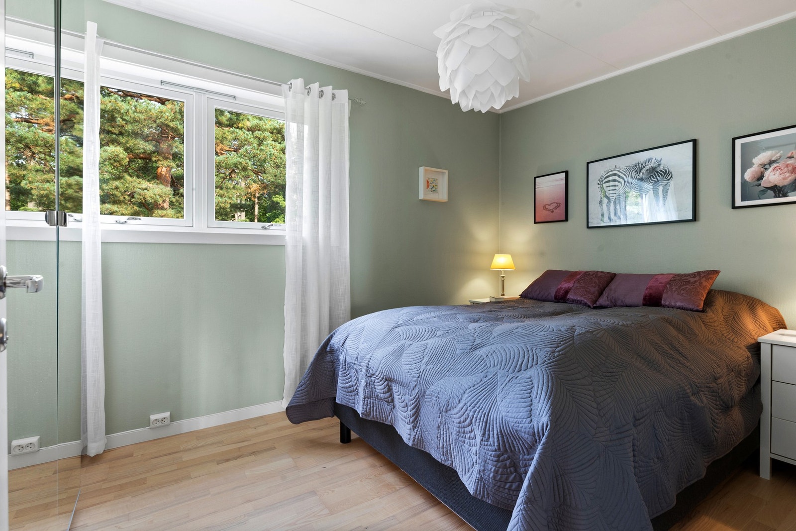 Leiligheten har to soverom, begge i lyse og rolige farger. Dette soverommet har garderobeskap med speil. Galleribilde