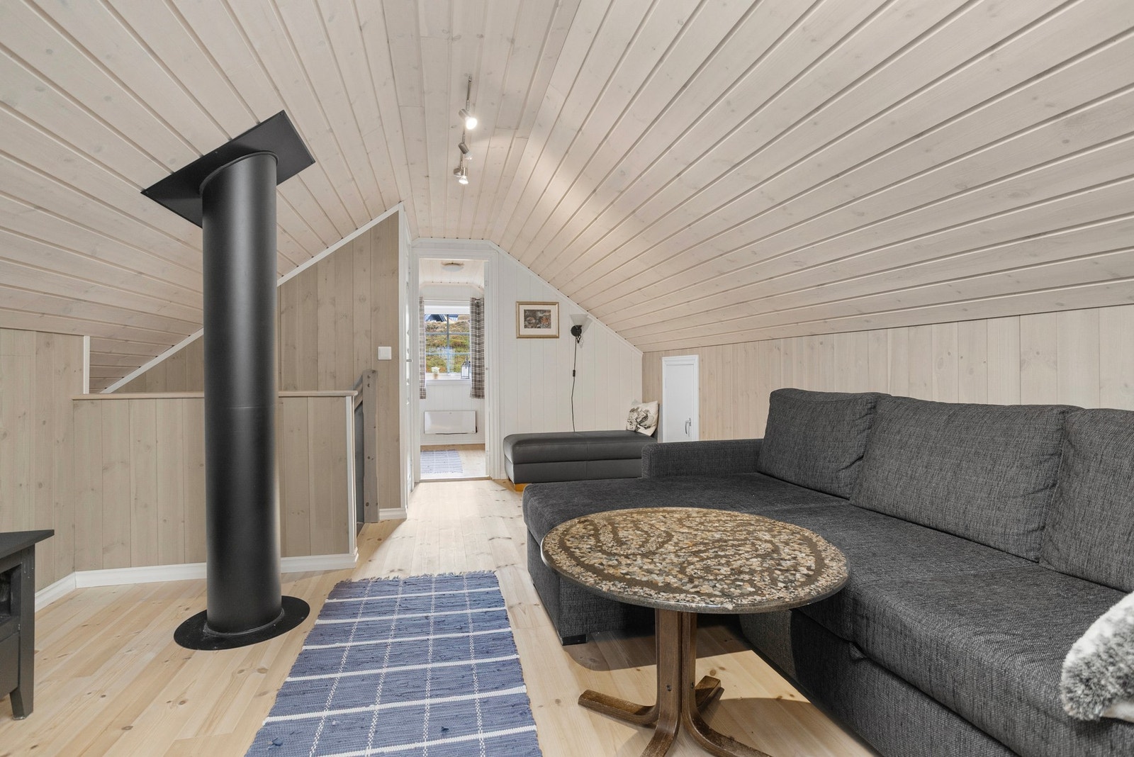 Hyggelig loftstue med god plass til sofamøblement og TV Galleribilde