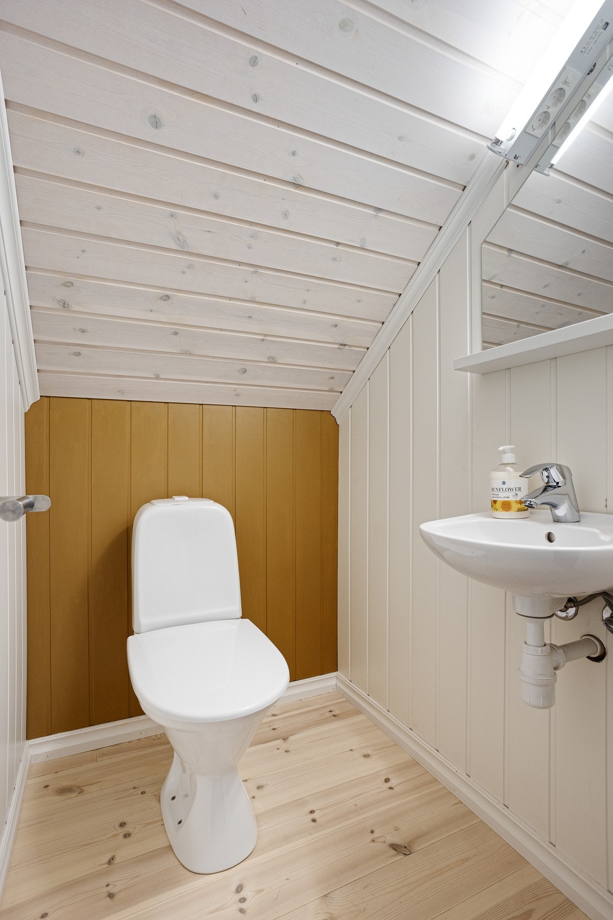 Praktisk toalettrom i loftetasjen Galleribilde