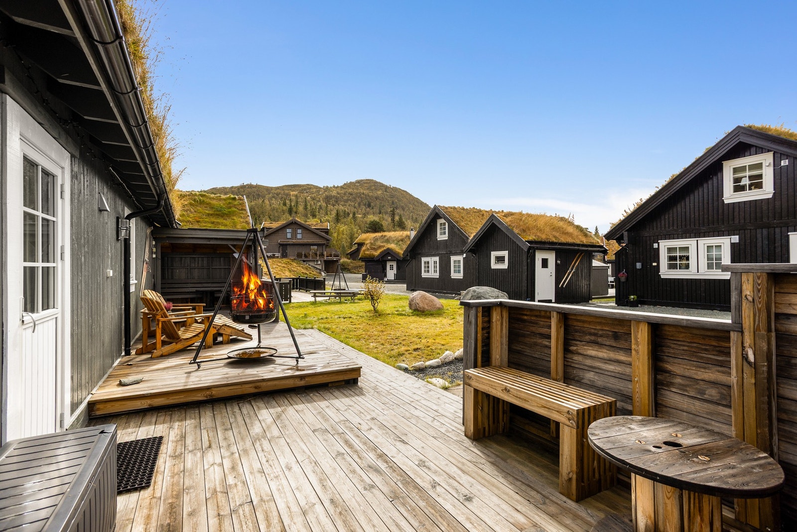 En veletablert romslig terrasse i vedlikeholdsfri Kebony Galleribilde