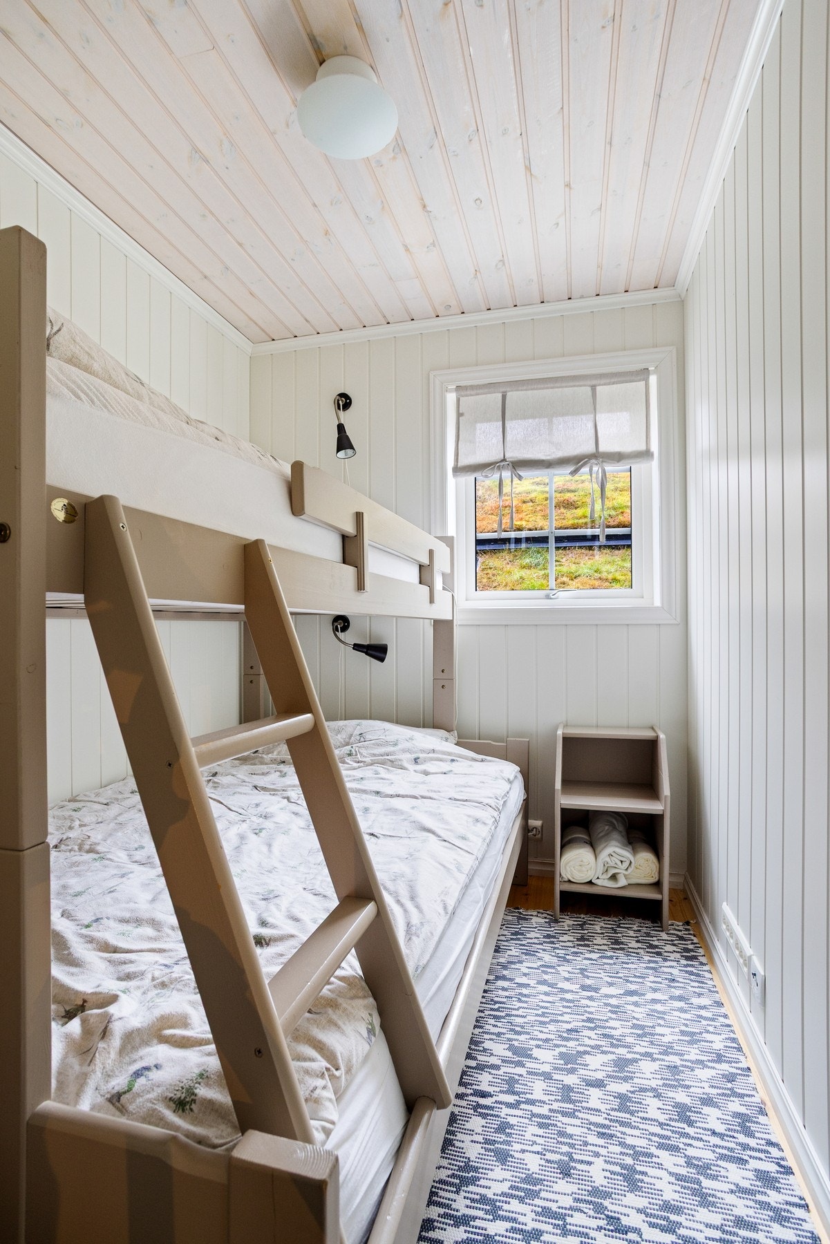 Soverom II innredet med familiekøye Galleribilde