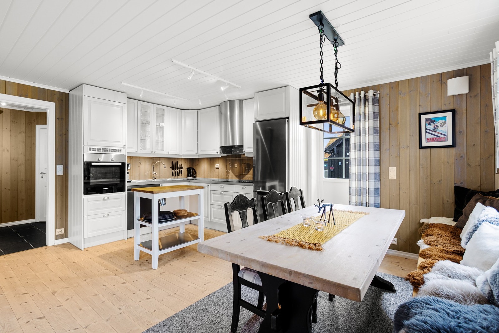 Flott spisestuedel med god plass til spisemøblement Galleribilde