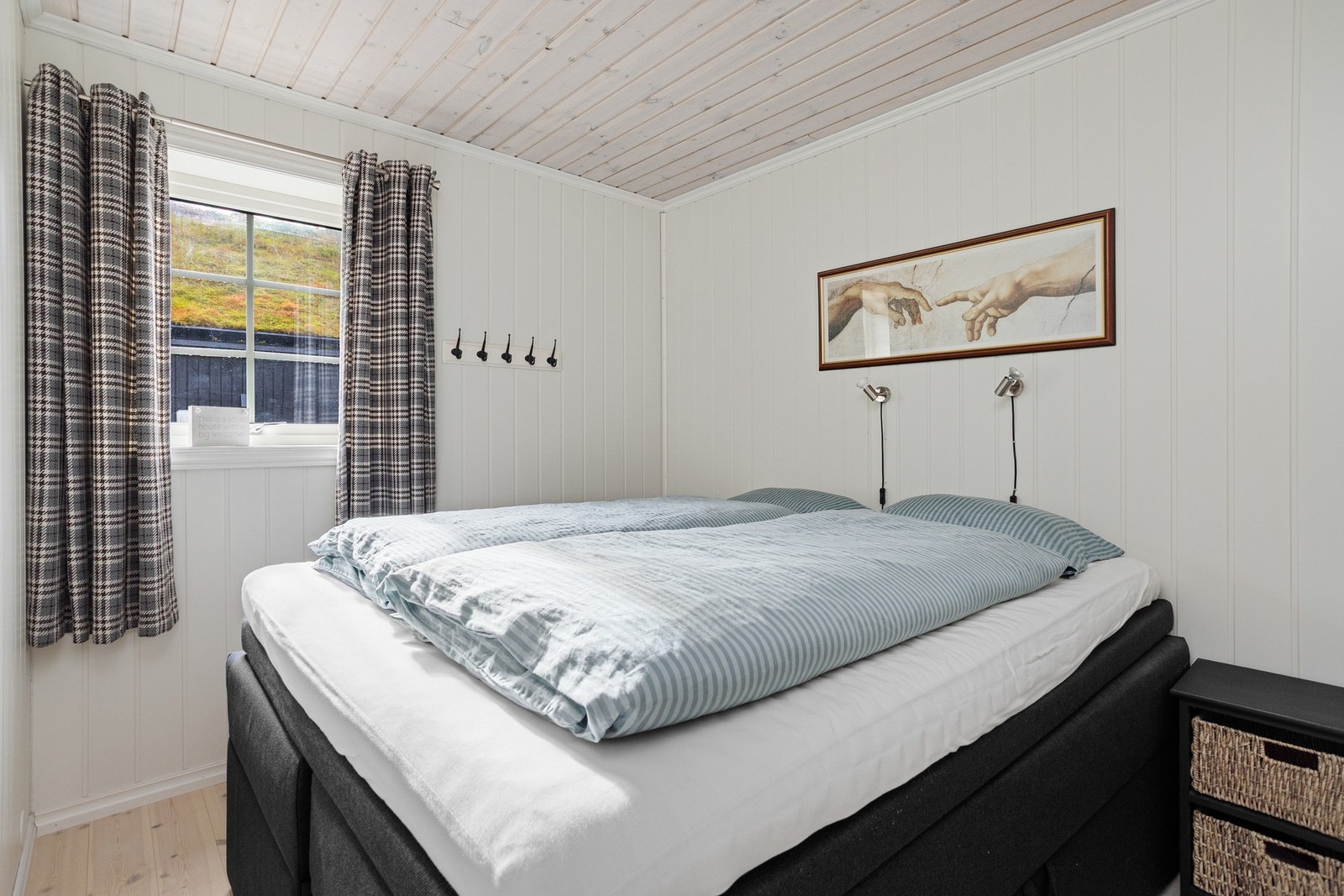 Hovedsoverom med god plass til dobbeltseng og tilhørende møblement Galleribilde