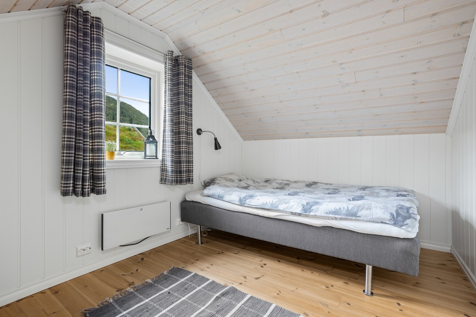 Soverom III ligger i loftetasjen og er innredet med stor enkeltseng Galleribilde