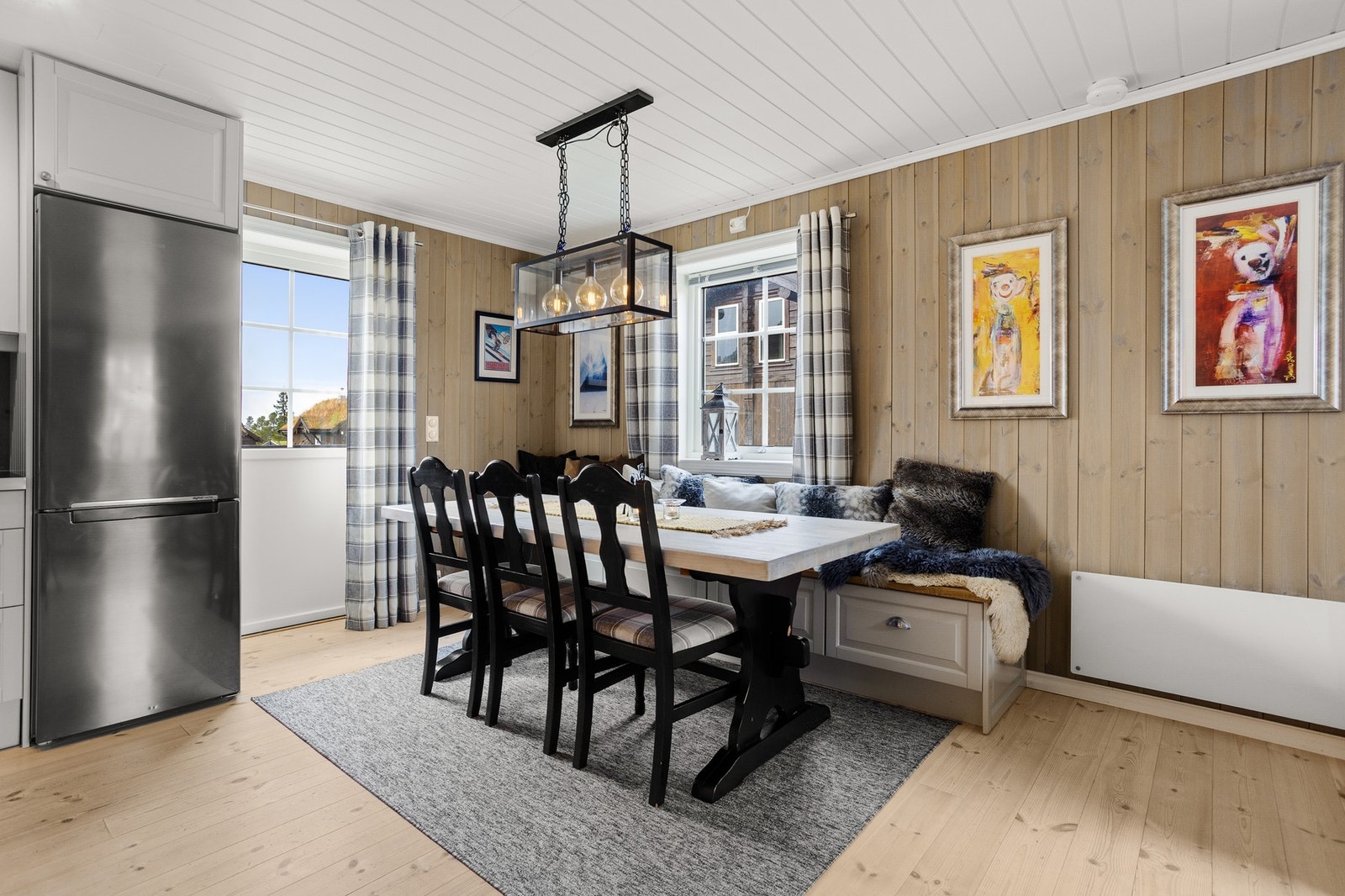 Utgang til terrasse gjør det enkelt å ta med måltidene ut Galleribilde