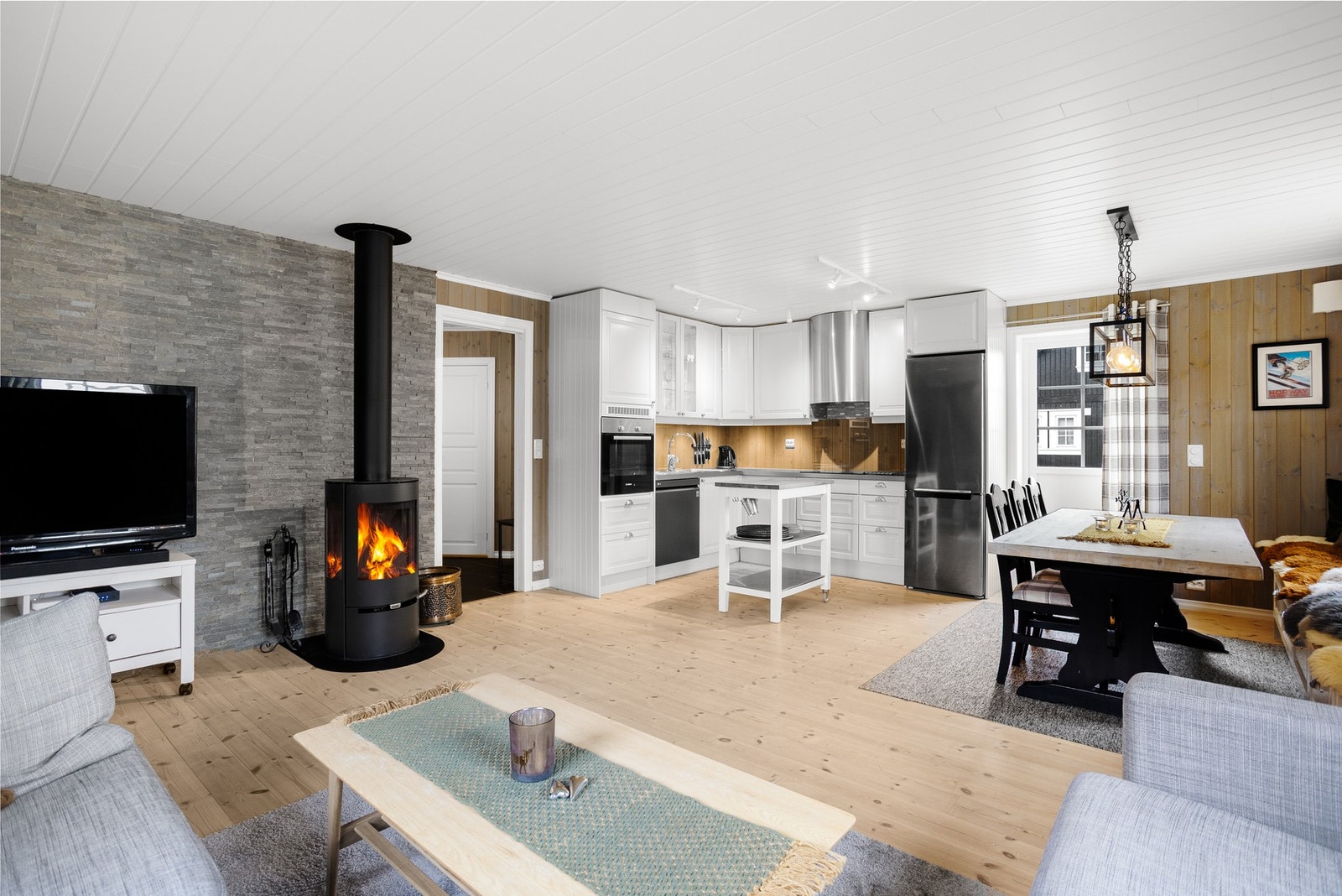 Den åpne løsningen gjør at man kan lage mat og samhandle med gjester/familien samtidig. Galleribilde