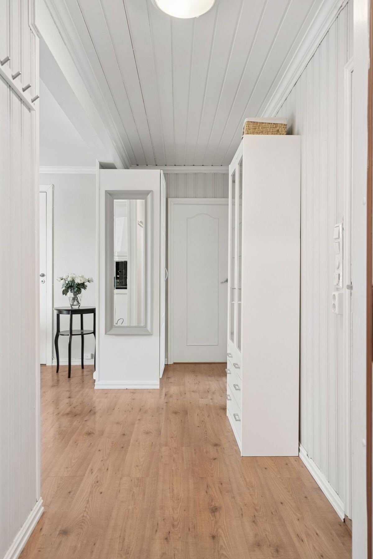 I gangen er det et innebygd skap til for å kunne henge av seg yttertøyet. Galleribilde