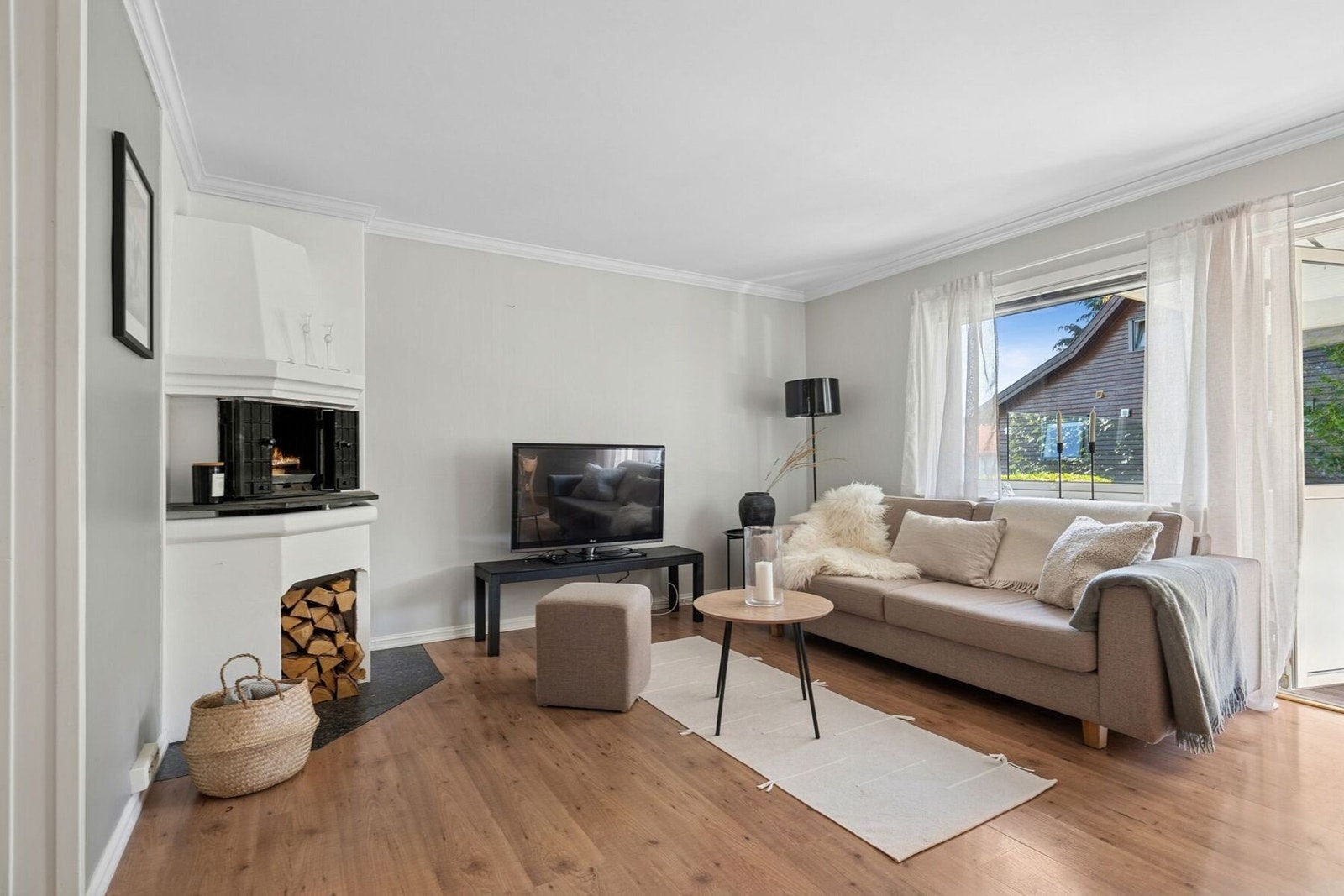 En koselig stue med vedovn, som skaper varme, hygge og lunhet i rommet. Galleribilde