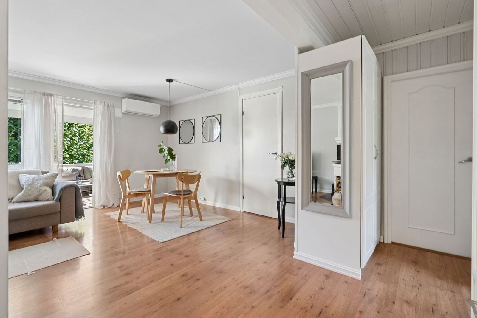 Leiligheten er lys og luftig med to soverom. Galleribilde