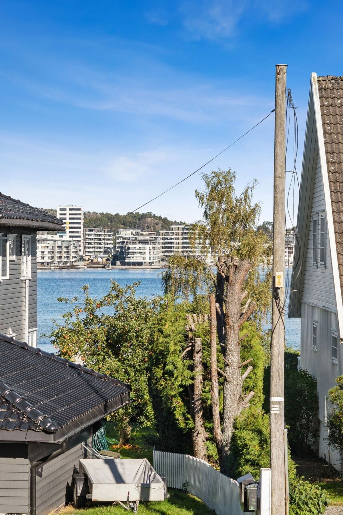 Det er noe sjøutsikt fra verandaen. Galleribilde